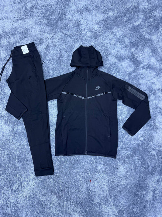 Nike tech full black